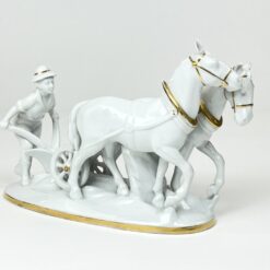Porcelianinė Neu Tettau žemę su žirgais ariančio žemdirbio statula 25x10x16 cm