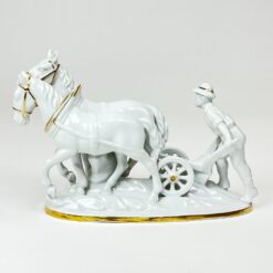 Porcelianinė Neu Tettau žemę su žirgais ariančio žemdirbio statula 25x10x16 cm