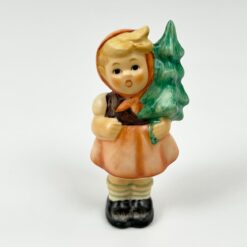 Porcelianinė M. I. Hummel Goebel statula Girl with Fir Tree (Mädchen mit Tannenbaum) su originalia dėžute 3x4x8 cm
