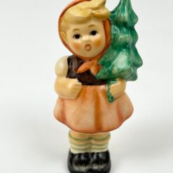 Porcelianinė M. I. Hummel Goebel statula Girl with Fir Tree (Mädchen mit Tannenbaum) su originalia dėžute 3x4x8 cm