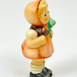 Porcelianinė M. I. Hummel Goebel statula Girl with Fir Tree (Mädchen mit Tannenbaum) su originalia dėžute 3x4x8 cm