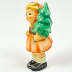 Porcelianinė M. I. Hummel Goebel statula Girl with Fir Tree (Mädchen mit Tannenbaum) su originalia dėžute 3x4x8 cm