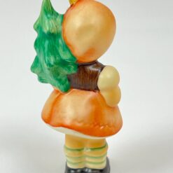 Porcelianinė M. I. Hummel Goebel statula Girl with Fir Tree (Mädchen mit Tannenbaum) su originalia dėžute 3x4x8 cm