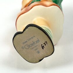 Porcelianinė M. I. Hummel Goebel statula Girl with Fir Tree (Mädchen mit Tannenbaum) su originalia dėžute 3x4x8 cm