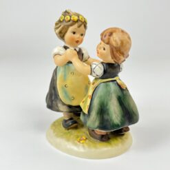 Porcelianinė M. I. Hummel Goebel statula Spring Dance (Sommertanz) 9x12x14,5 cm
