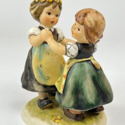 Porcelianinė M. I. Hummel Goebel statula Spring Dance (Sommertanz) 9x12x14,5 cm