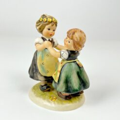 Porcelianinė M. I. Hummel Goebel statula Spring Dance (Sommertanz) 9x12x14,5 cm