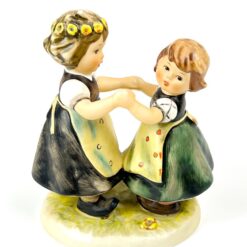 Porcelianinė M. I. Hummel Goebel statula Spring Dance (Sommertanz) 9x12x14,5 cm