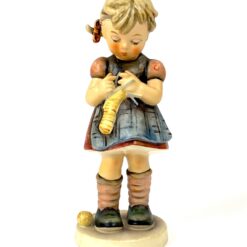 Porcelianinė M. I. Hummel Goebel statula A stitch in time 7x7x17 cm