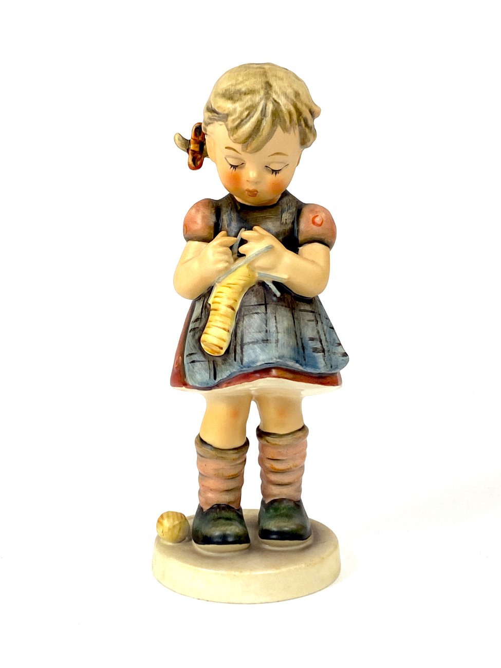 HN2110-porcelianines-skulpturos-1 Porcelianinė M. I. Hummel Goebel statula A stitch in time 7x7x17 cm