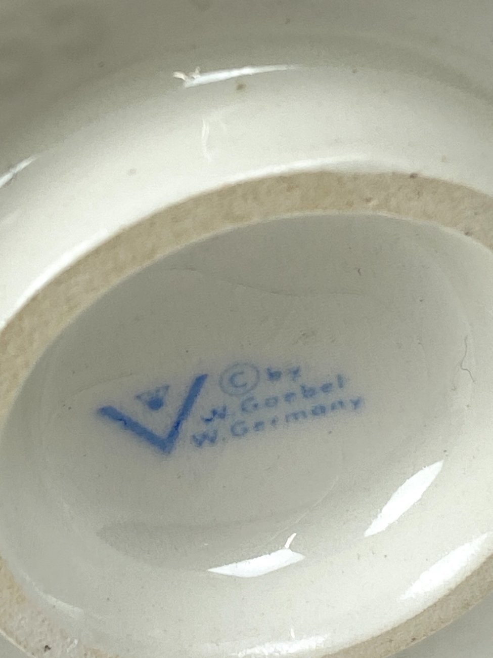 HN2110-porcelianines-skulpturos-10 Porcelianinė M. I. Hummel Goebel statula A stitch in time 7x7x17 cm