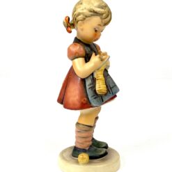 Porcelianinė M. I. Hummel Goebel statula A stitch in time 7x7x17 cm