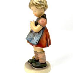 Porcelianinė M. I. Hummel Goebel statula A stitch in time 7x7x17 cm
