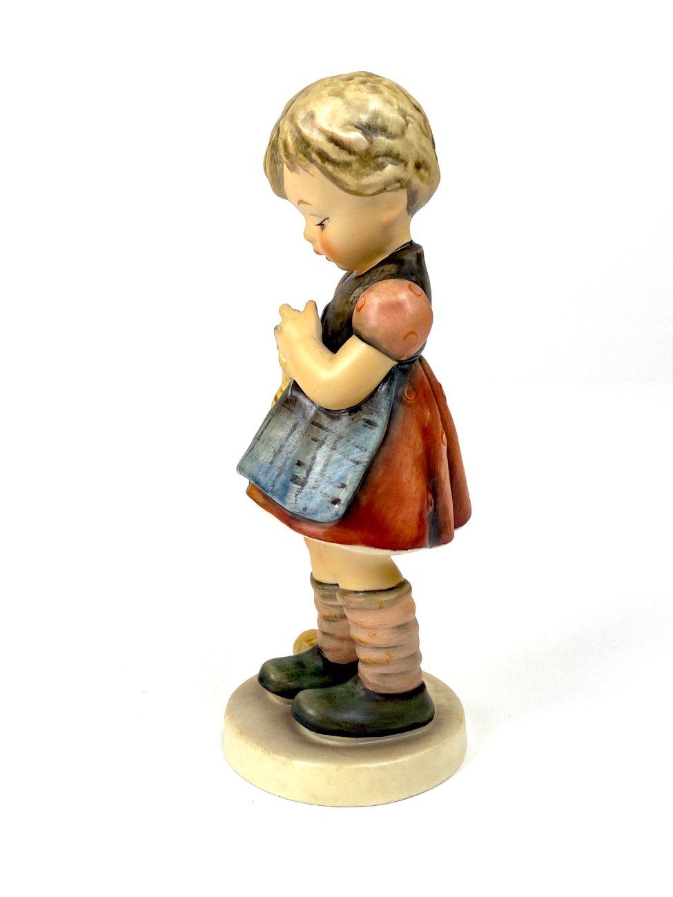 HN2110-porcelianines-skulpturos-4 Porcelianinė M. I. Hummel Goebel statula A stitch in time 7x7x17 cm