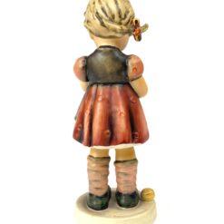 Porcelianinė M. I. Hummel Goebel statula A stitch in time 7x7x17 cm