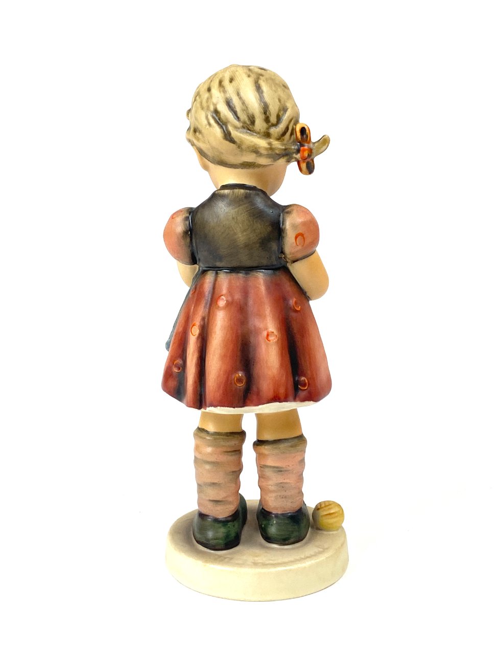 HN2110-porcelianines-skulpturos-5 Porcelianinė M. I. Hummel Goebel statula A stitch in time 7x7x17 cm