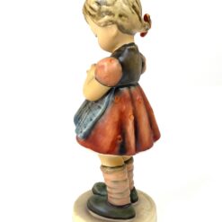 Porcelianinė M. I. Hummel Goebel statula A stitch in time 7x7x17 cm