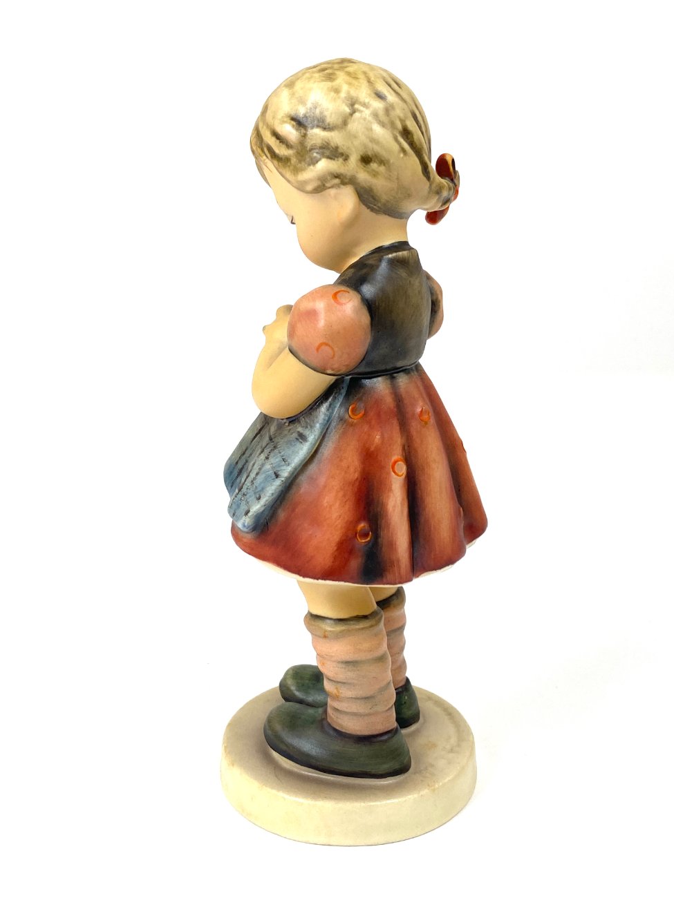 HN2110-porcelianines-skulpturos-6 Porcelianinė M. I. Hummel Goebel statula A stitch in time 7x7x17 cm