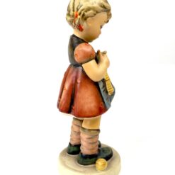 Porcelianinė M. I. Hummel Goebel statula A stitch in time 7x7x17 cm