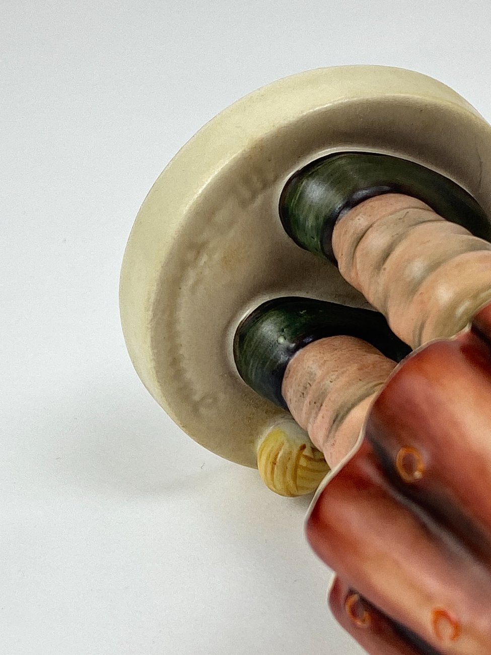 HN2110-porcelianines-skulpturos-8 Porcelianinė M. I. Hummel Goebel statula A stitch in time 7x7x17 cm