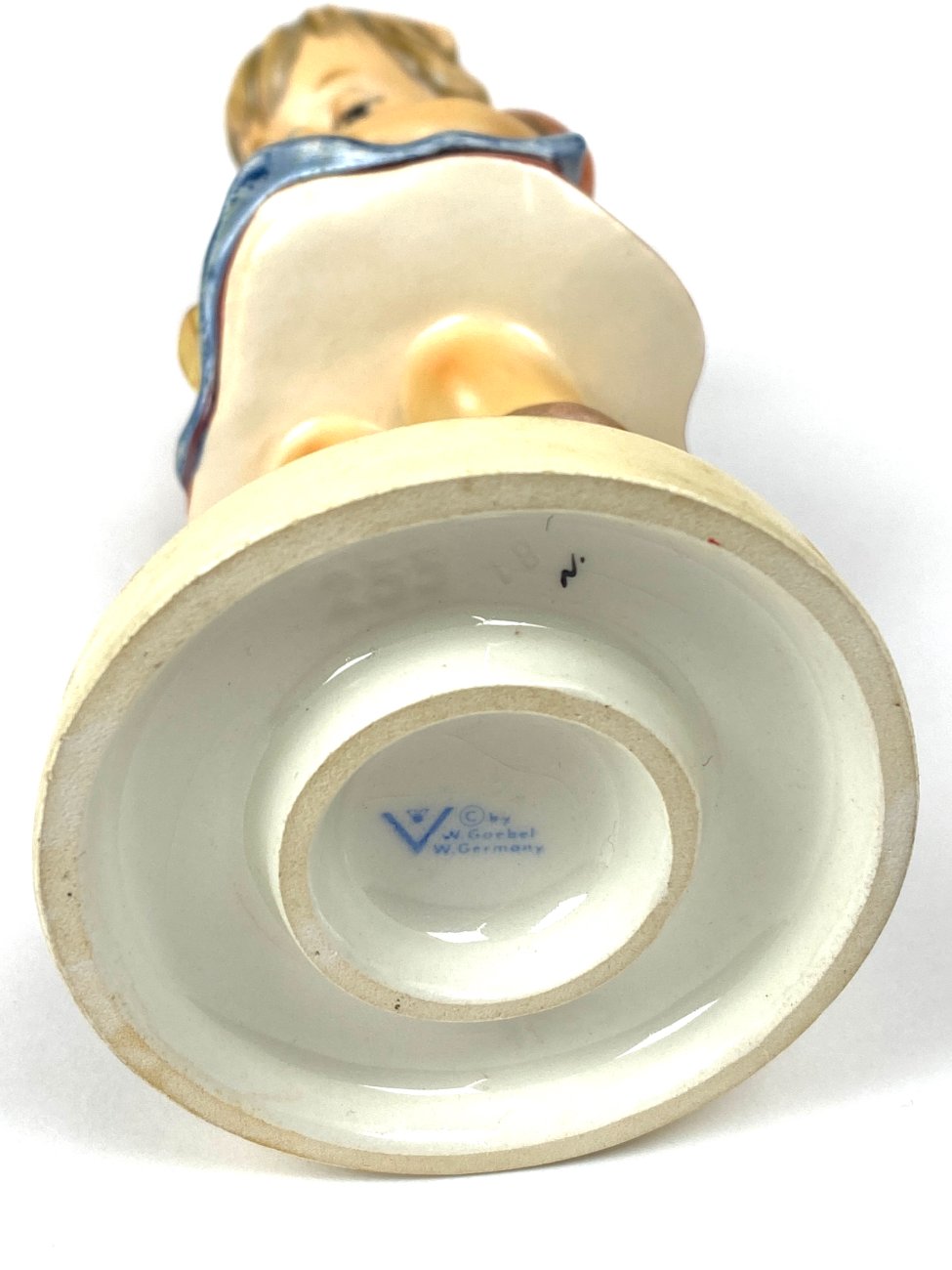 HN2110-porcelianines-skulpturos-9 Porcelianinė M. I. Hummel Goebel statula A stitch in time 7x7x17 cm