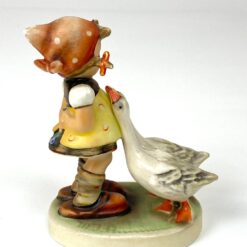 Porcelianinė M. I. Hummel Goebel statula Goose girl (Gänseliesel) 8,5×5,5×10 cm