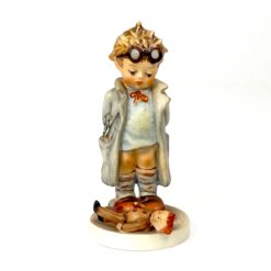Porcelianinė M. I. Hummel Goebel statula Doctor (Puppendoktor) 7x6x13 cm