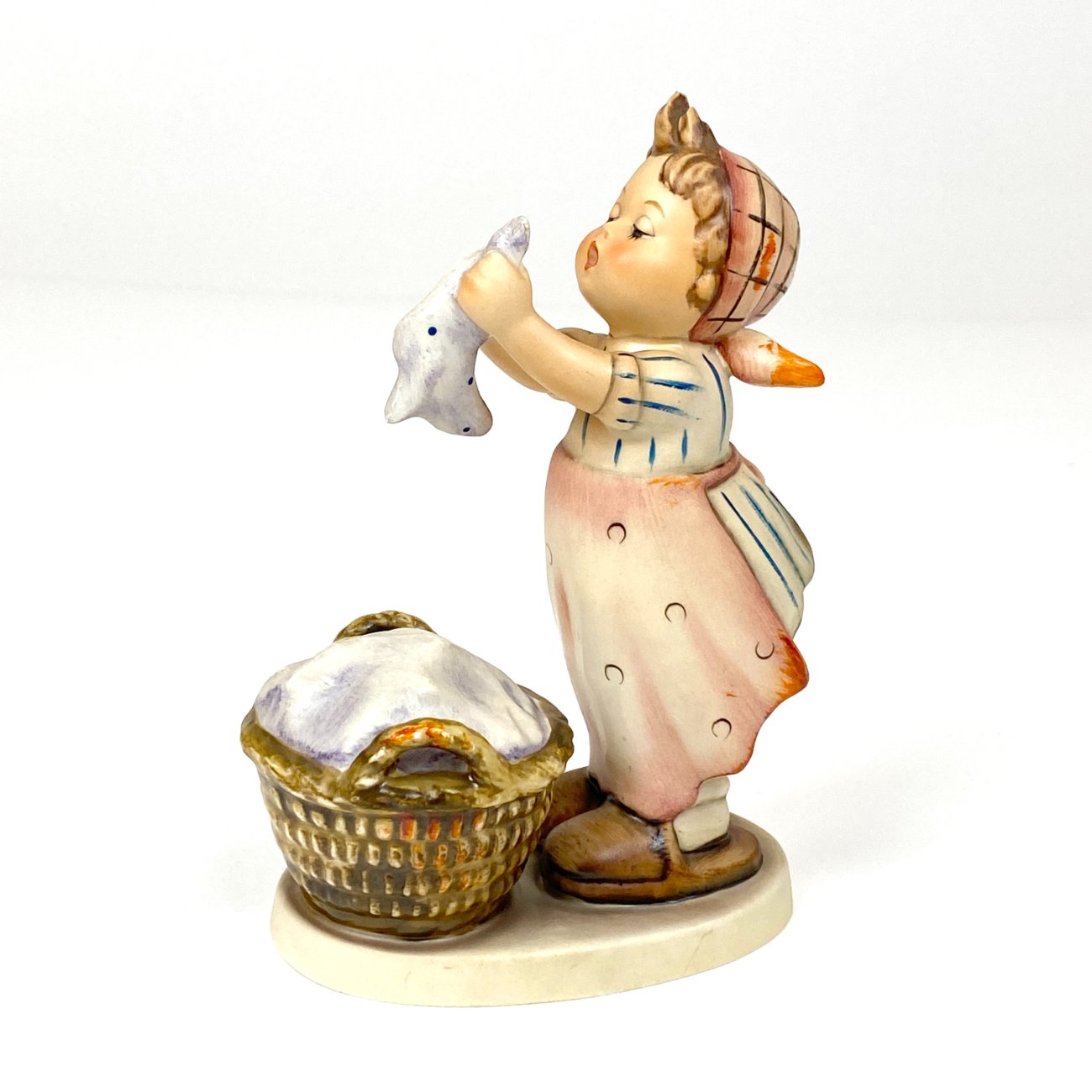 HN2117-porcelianines-skulpturos-0 Porcelianinė M. I. Hummel Goebel statula Wash Day (Große Wäsche) 11x6x15,5 cm