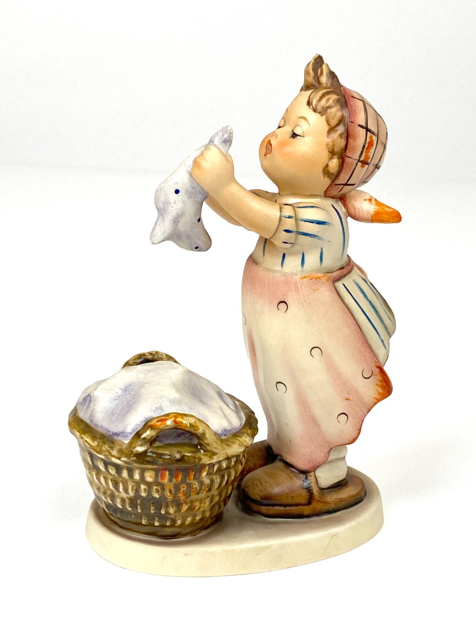 HN2117-porcelianines-skulpturos-1 Porcelianinė M. I. Hummel Goebel statula Wash Day (Große Wäsche) 11x6x15,5 cm