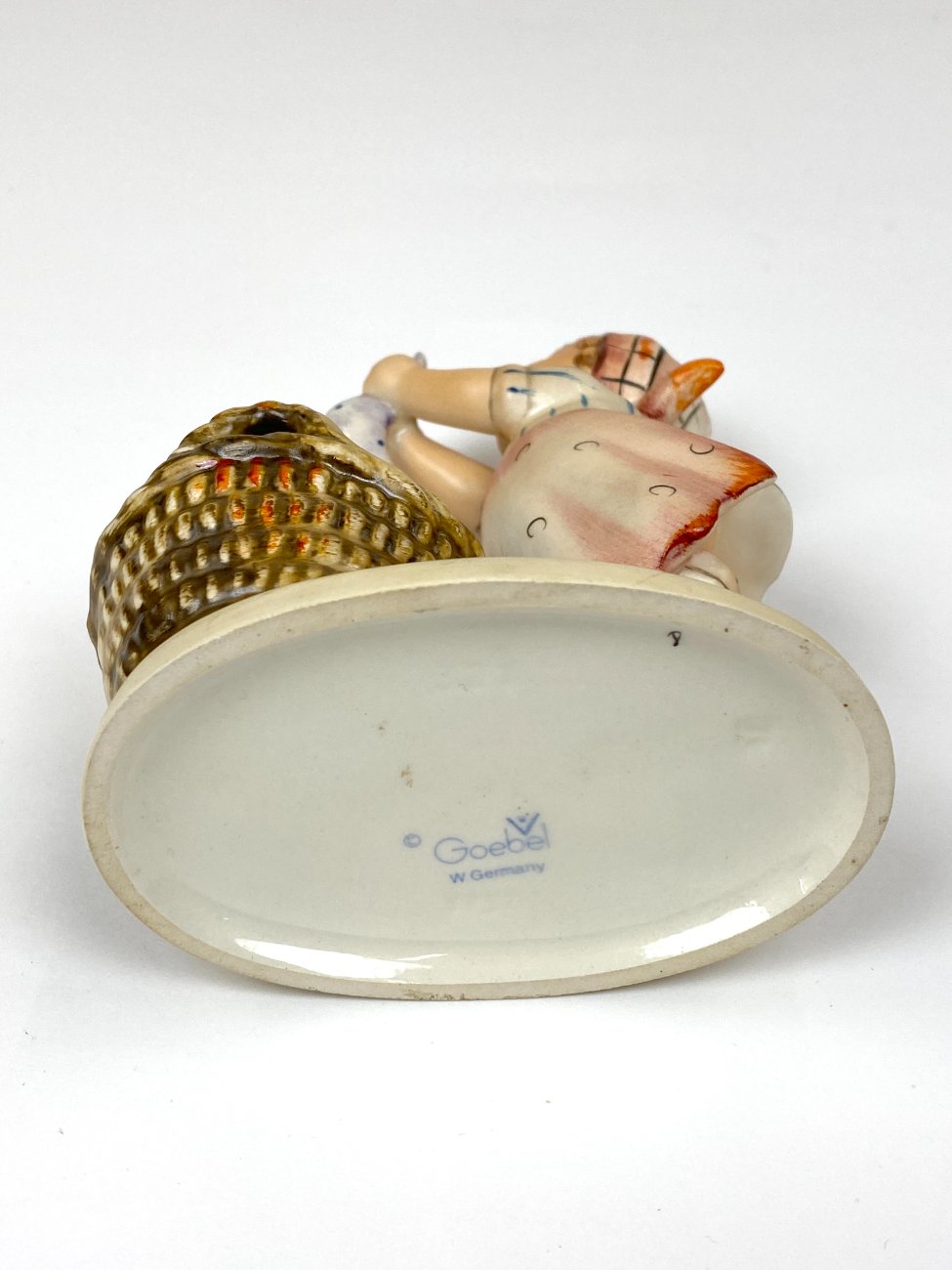 HN2117-porcelianines-skulpturos-10 Porcelianinė M. I. Hummel Goebel statula Wash Day (Große Wäsche) 11x6x15,5 cm