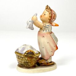 Porcelianinė M. I. Hummel Goebel statula Wash Day (Große Wäsche) 11x6x15,5 cm