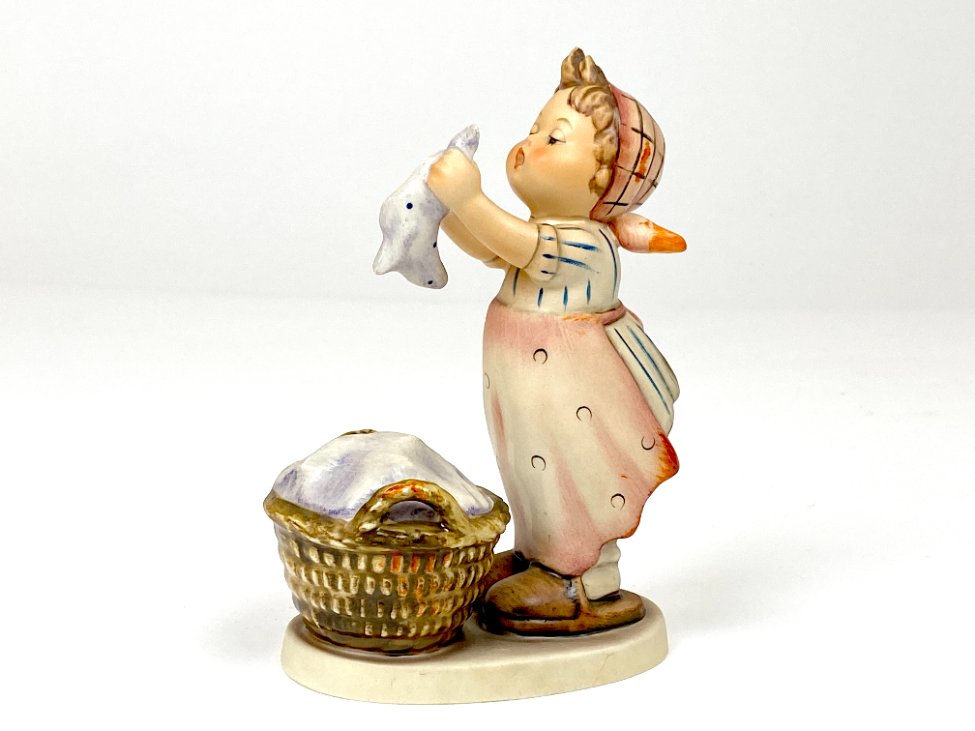 HN2117-porcelianines-skulpturos-2 Porcelianinė M. I. Hummel Goebel statula Wash Day (Große Wäsche) 11x6x15,5 cm