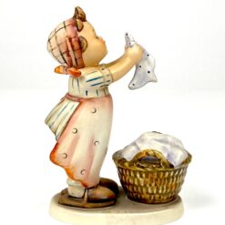 Porcelianinė M. I. Hummel Goebel statula Wash Day (Große Wäsche) 11x6x15,5 cm