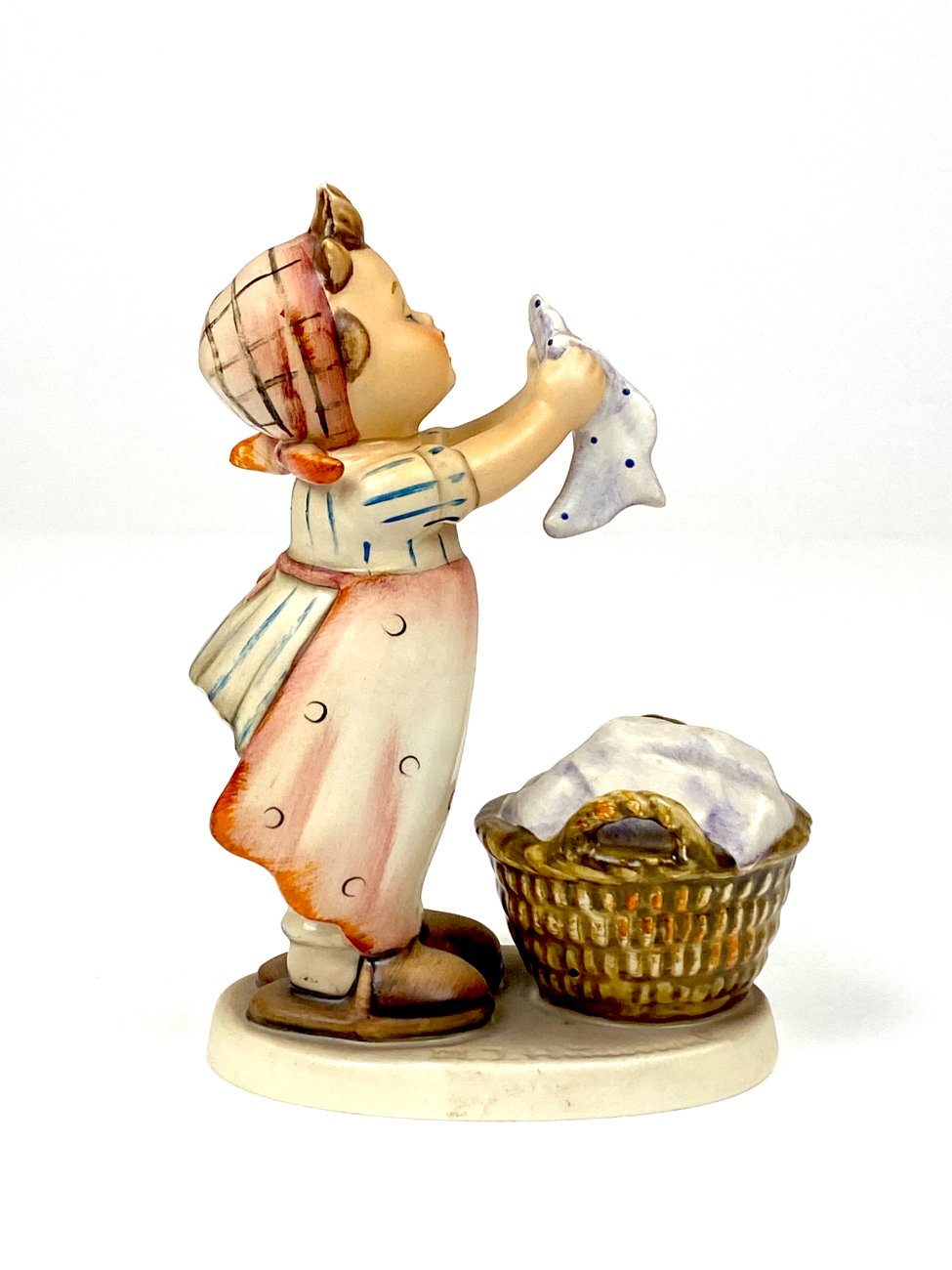 HN2117-porcelianines-skulpturos-4 Porcelianinė M. I. Hummel Goebel statula Wash Day (Große Wäsche) 11x6x15,5 cm