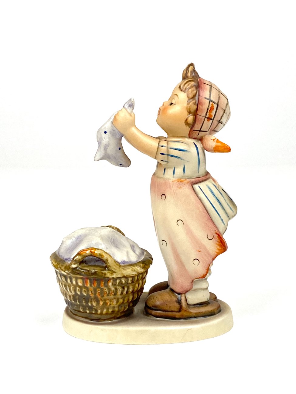 HN2117-porcelianines-skulpturos-5 Porcelianinė M. I. Hummel Goebel statula Wash Day (Große Wäsche) 11x6x15,5 cm