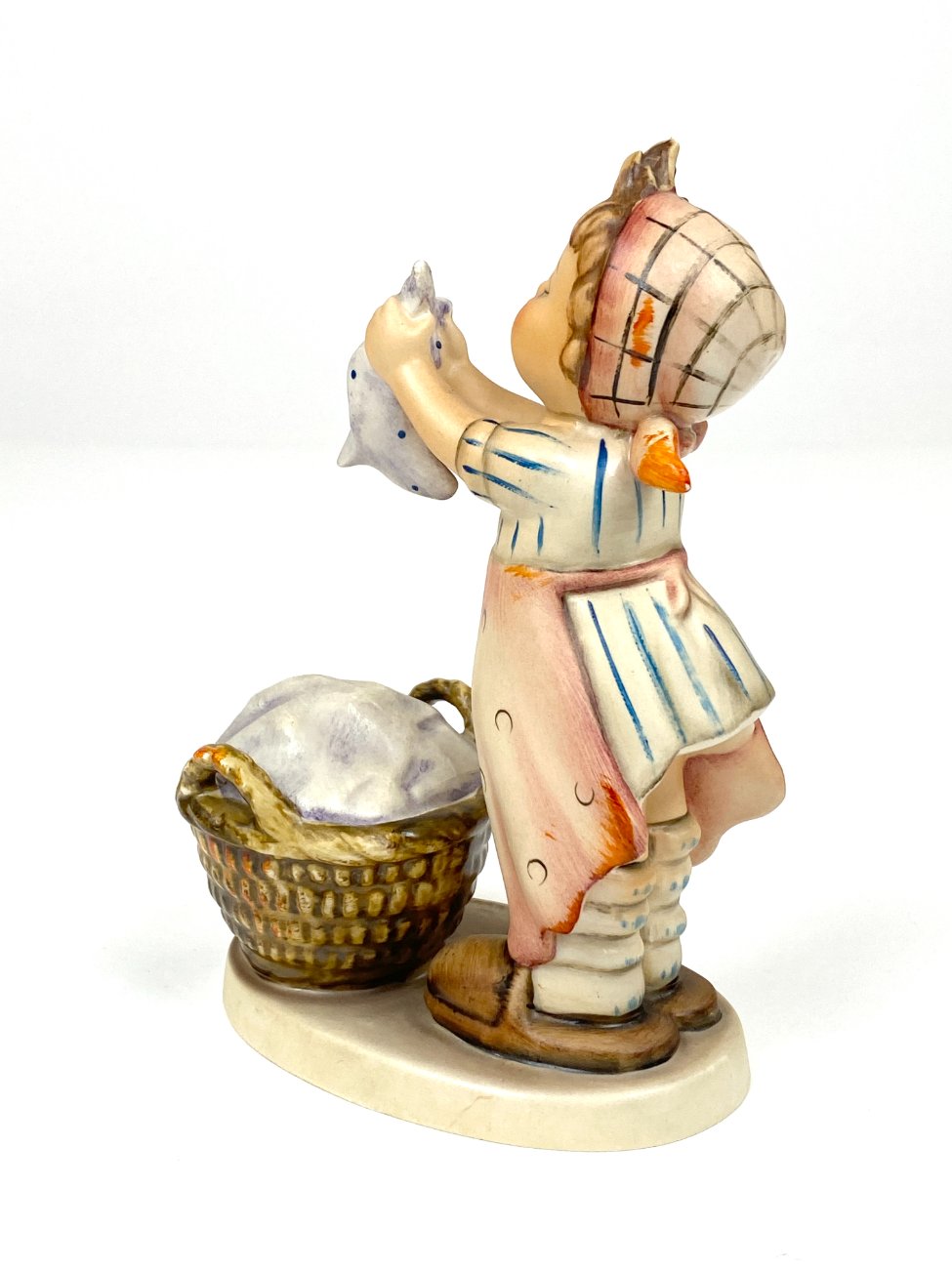 HN2117-porcelianines-skulpturos-7 Porcelianinė M. I. Hummel Goebel statula Wash Day (Große Wäsche) 11x6x15,5 cm