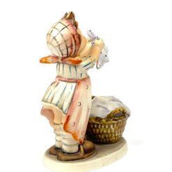 Porcelianinė M. I. Hummel Goebel statula Wash Day (Große Wäsche) 11x6x15,5 cm