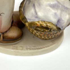 Porcelianinė M. I. Hummel Goebel statula Wash Day (Große Wäsche) 11x6x15,5 cm