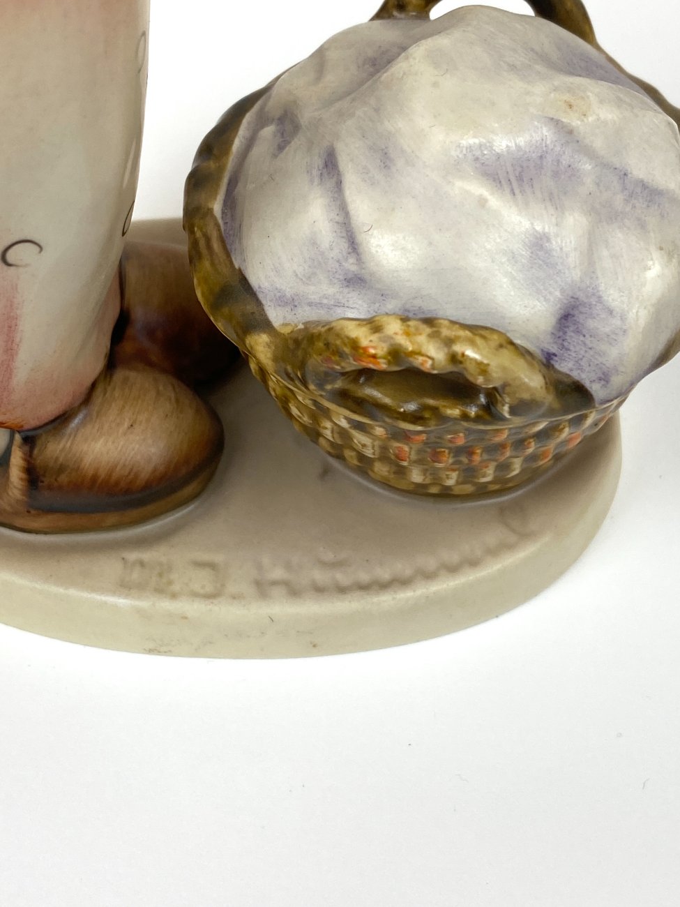 HN2117-porcelianines-skulpturos-9 Porcelianinė M. I. Hummel Goebel statula Wash Day (Große Wäsche) 11x6x15,5 cm