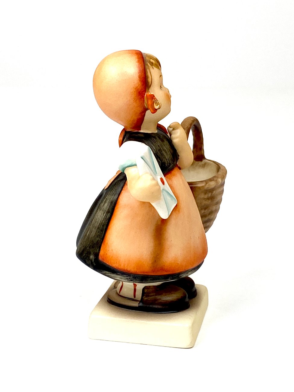 HN2119-porcelianines-skulpturos-3 Porcelianinė M. I. Hummel Goebel statula Meditation (Die Gratulantin) 6×7,5×11,5 cm