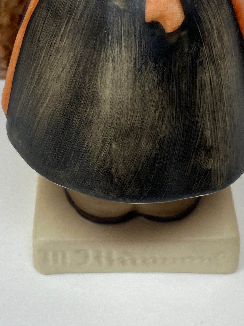 HN2119-porcelianines-skulpturos-6 Porcelianinė M. I. Hummel Goebel statula Meditation (Die Gratulantin) 6×7,5×11,5 cm