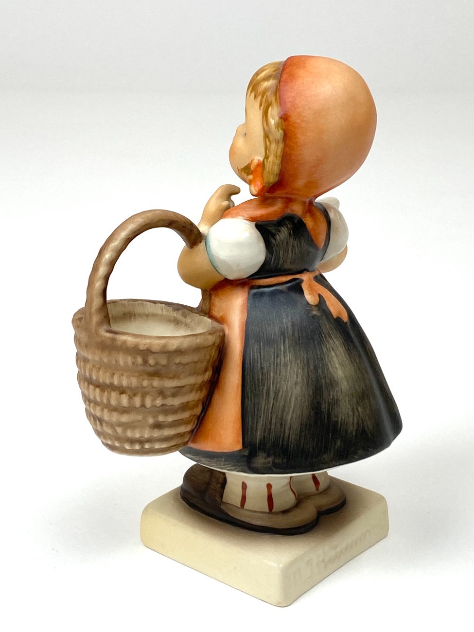 HN2119-porcelianines-skulpturos-7 Porcelianinė M. I. Hummel Goebel statula Meditation (Die Gratulantin) 6×7,5×11,5 cm