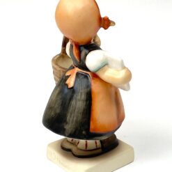 Porcelianinė M. I. Hummel Goebel statula Meditation (Die Gratulantin) 6×7,5×11,5 cm