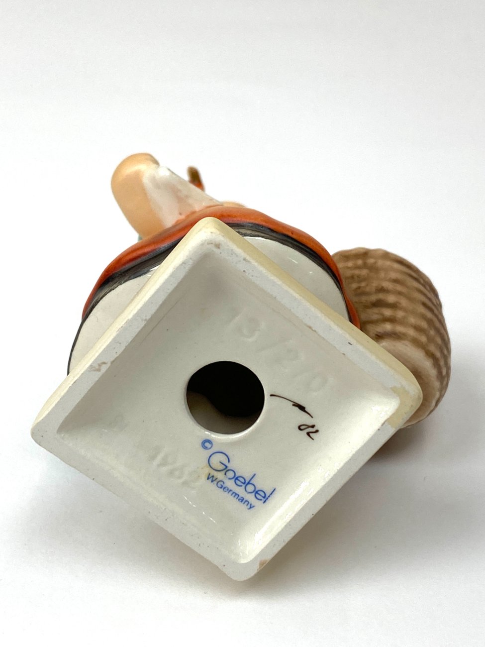 HN2119-porcelianines-skulpturos-9 Porcelianinė M. I. Hummel Goebel statula Meditation (Die Gratulantin) 6×7,5×11,5 cm