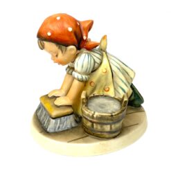 Porcelianinė M. I. Hummel Goebel statula Big House-cleaning (Groß-reinemachen) 11x10x10,5 cm