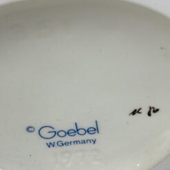 Porcelianinė M. I. Hummel Goebel statula The Botanist (Enzian Mädchen) 7×8,5×12 cm