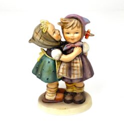 Porcelianinė M. I. Hummel Goebel statula Telling Her Secrets (Das Geheimnis) 6x9x14 cm