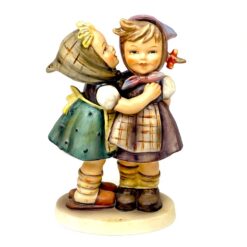 Porcelianinė M. I. Hummel Goebel statula Telling Her Secrets (Das Geheimnis) 6x9x14 cm