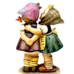 Porcelianinė M. I. Hummel Goebel statula Telling Her Secrets (Das Geheimnis) 6x9x14 cm