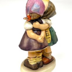 Porcelianinė M. I. Hummel Goebel statula Telling Her Secrets (Das Geheimnis) 6x9x14 cm